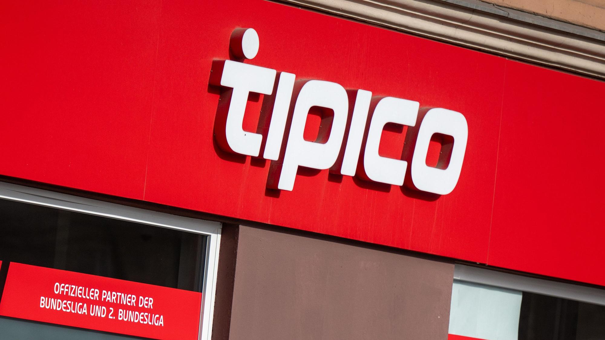 Das Logo von Tipico, einem Anbieter von Sportwetten, ist über dem Eingang zu einer Filiale des Wettbüros angebracht.