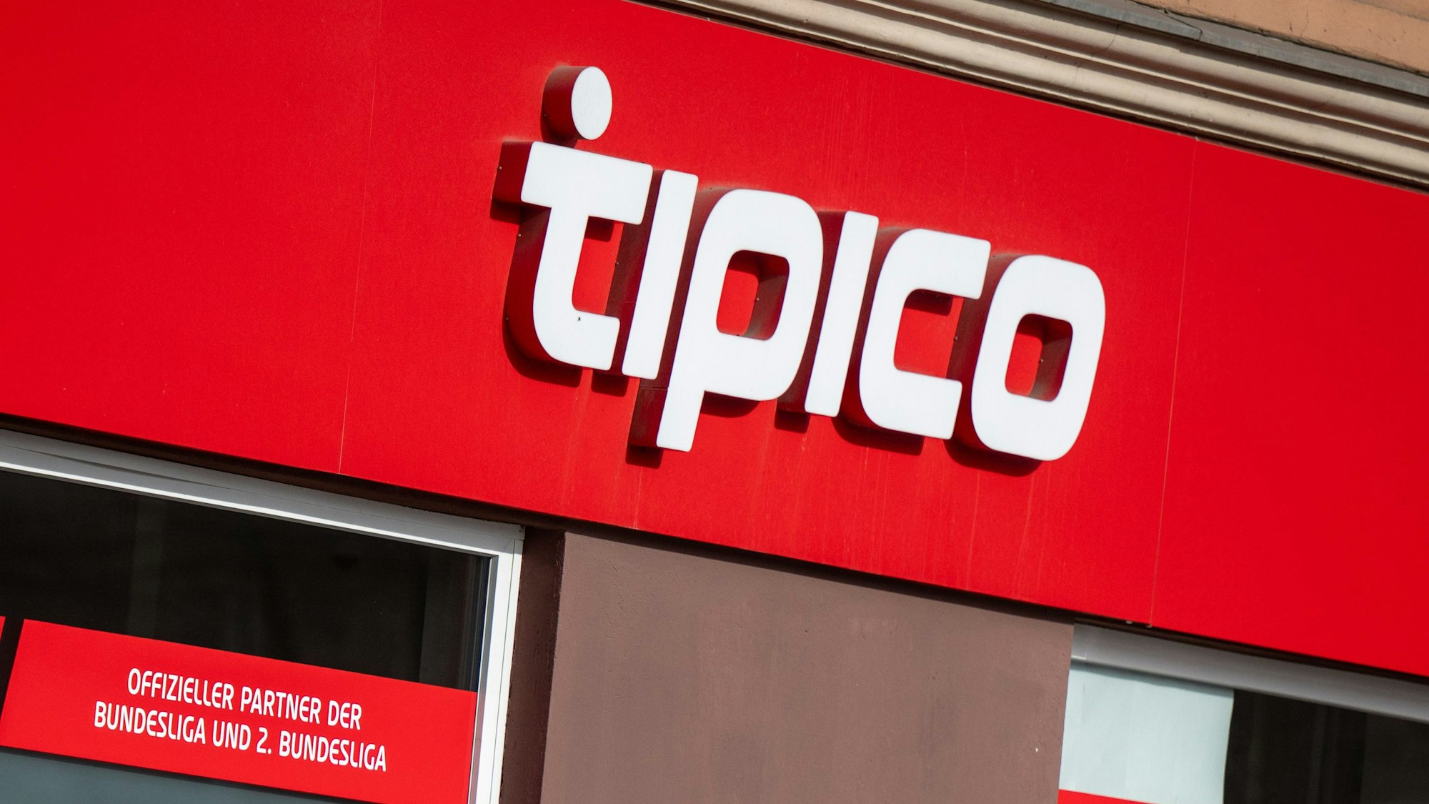 Das Logo von Tipico, einem Anbieter von Sportwetten, ist über dem Eingang zu einer Filiale des Wettbüros angebracht.