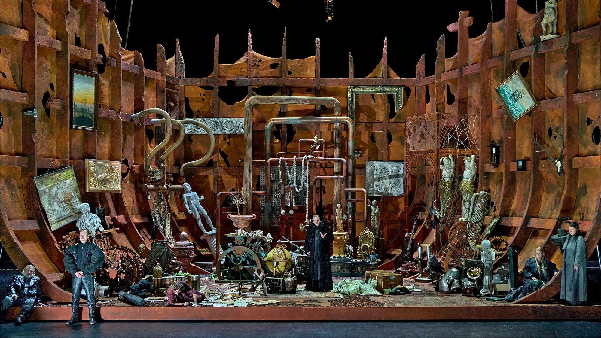 Bayreuther Festspiele 2024
Tristan und Isolde
2. Aufzug
von links nach rechts: Olafur Sigurdarson (Kurwenal), Birger Radde (Melot), Andreas Schager (Tristan), Günther Groissböck (Marke), Camilla Nylund (Isolde), Christa Mayer (Brangäne)
Musikalische Leitung: Semyon Bychkov
Regie: Thorleifur Örn Arnarsson
Bühne: Vytautas Narbutas
Kostüm: Sibylle Wallum