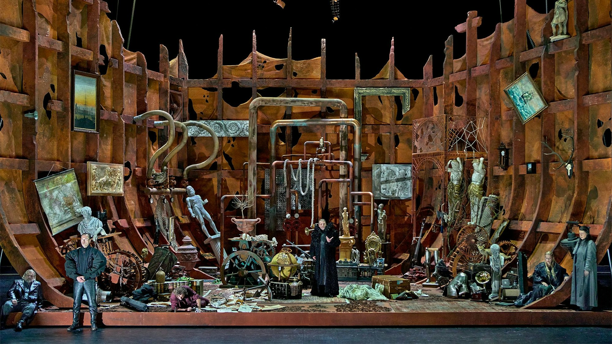 Bayreuther Festspiele 2024
Tristan und Isolde
2. Aufzug
von links nach rechts: Olafur Sigurdarson (Kurwenal), Birger Radde (Melot), Andreas Schager (Tristan), Günther Groissböck (Marke), Camilla Nylund (Isolde), Christa Mayer (Brangäne)
Musikalische Leitung: Semyon Bychkov
Regie: Thorleifur Örn Arnarsson
Bühne: Vytautas Narbutas
Kostüm: Sibylle Wallum