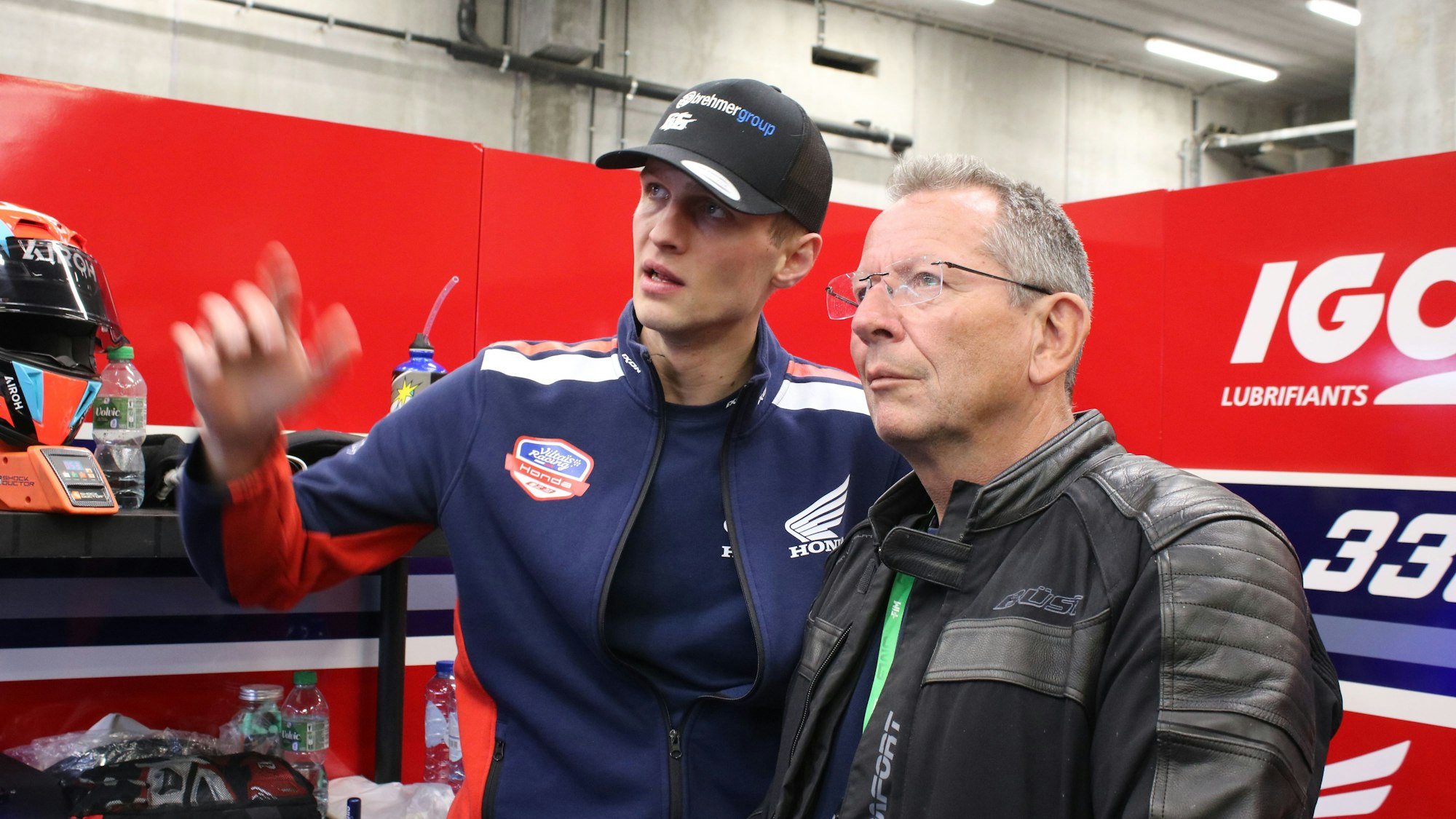 Thomas Brehmer im Gespräch mit Motorradrennfahrer Florian Alt.