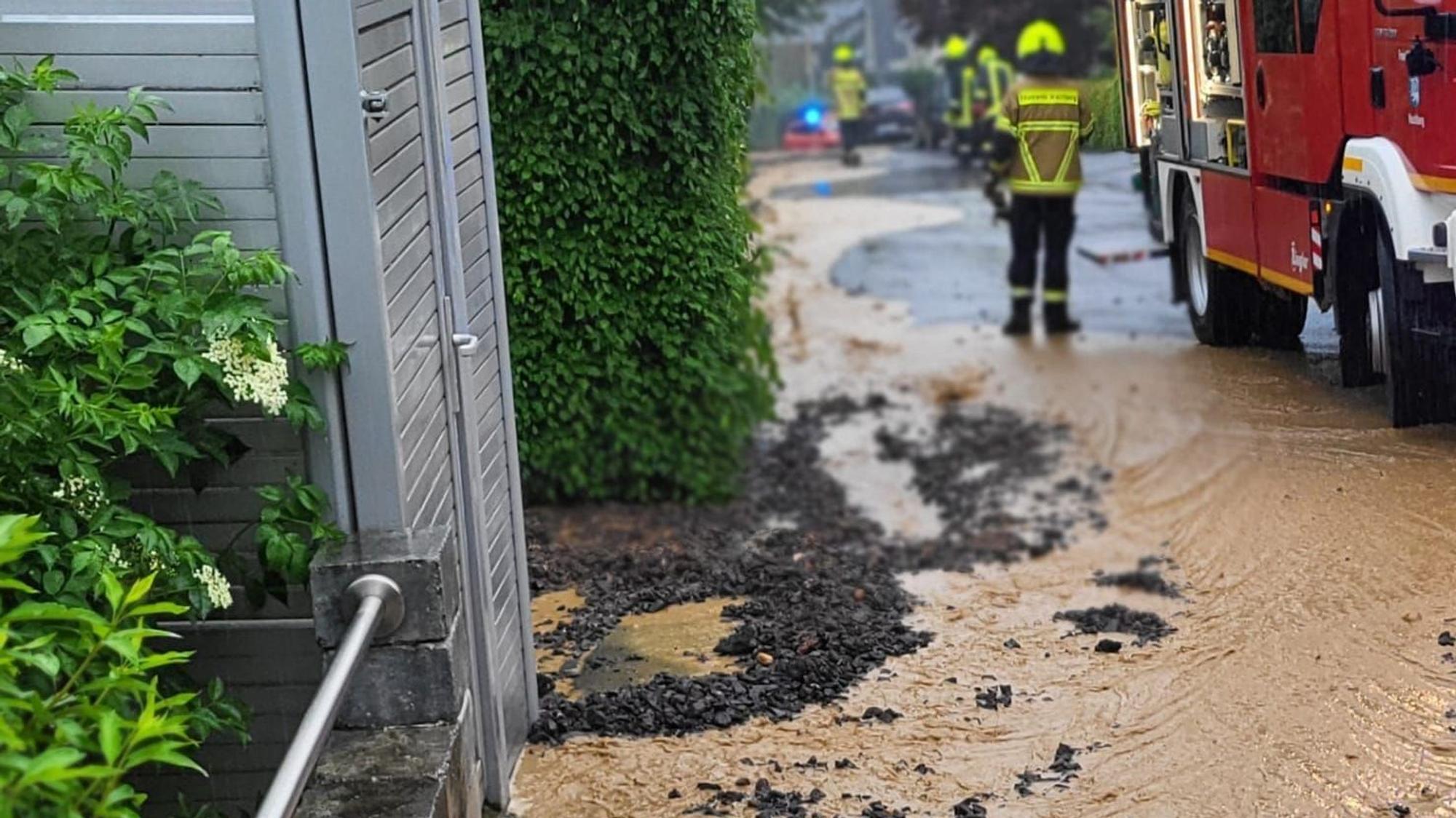 Sturzfluten füllte die Kabelgräben zu Pfingsten und strömten Auf dem Reeg auf die Grundstücke.