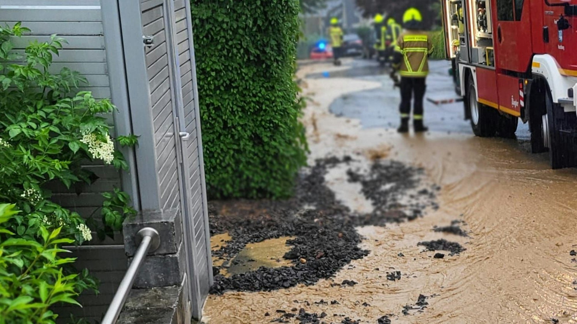Sturzfluten füllte die Kabelgräben zu Pfingsten und strömten Auf dem Reeg auf die Grundstücke.