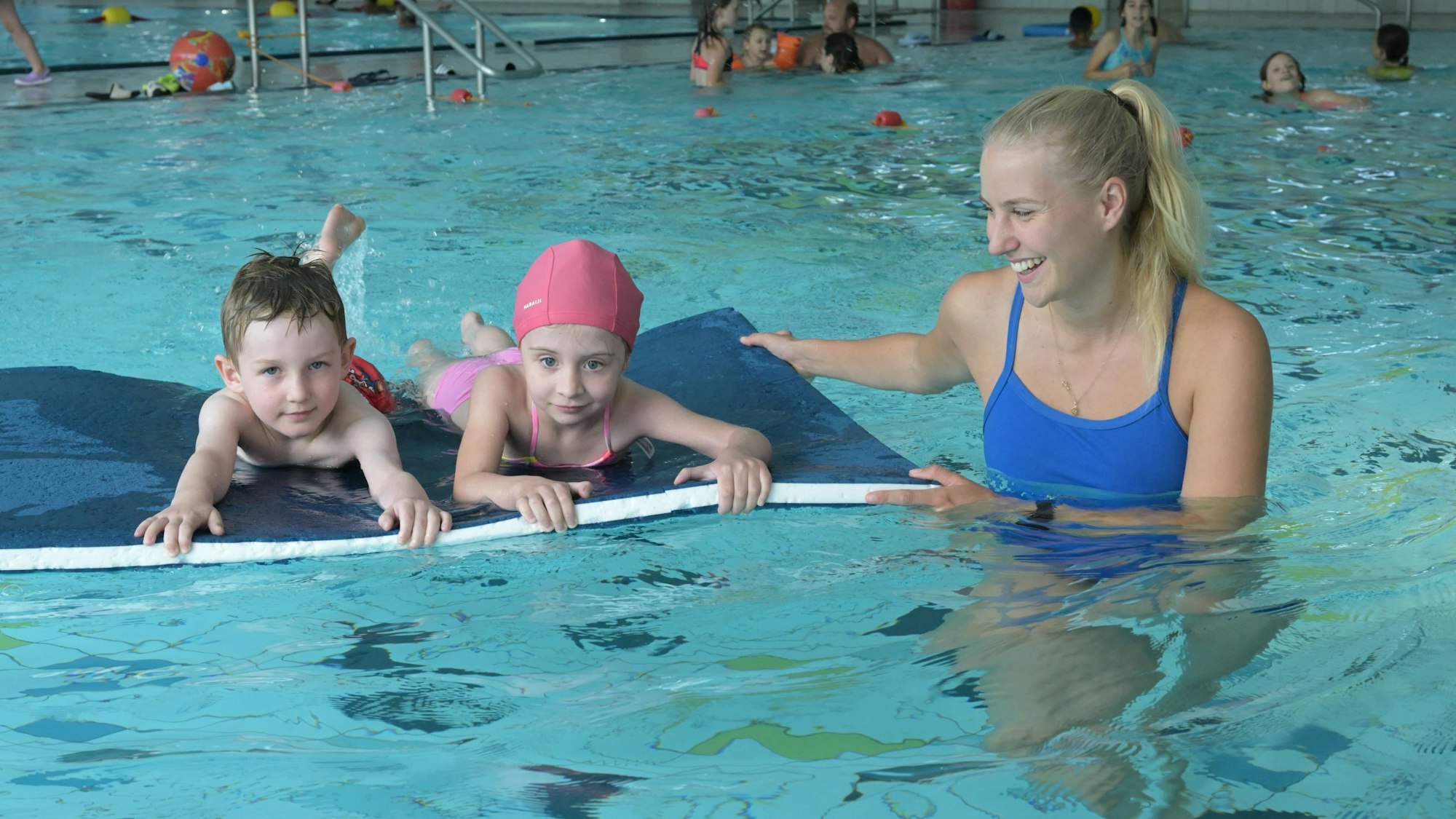 Zwischendurch treiben die Kinder auf einer Schwimmmatte.