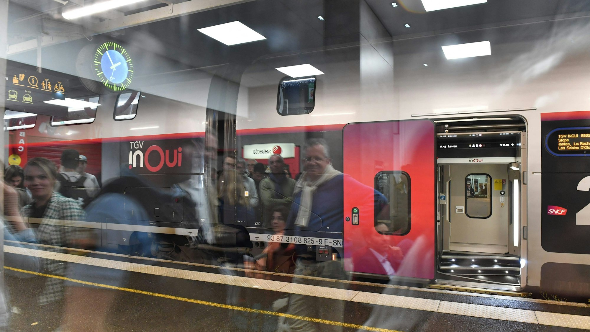 Zahlreiche TGV stehen nach einem Angriff auf das Schnellzugnetz in Frankreich still.