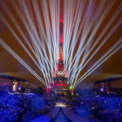 Der Eiffelturm in Paris wird während der Eröffnungsfeier der Olympischen Spiele gekonnt in Szene gesetzt.