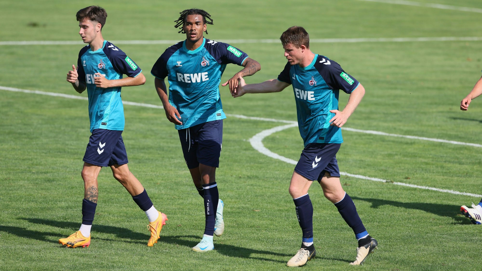 FC-Stürmer Damion Downs (M.) freut sich über sein Tor zum 1:2-Anschluss.