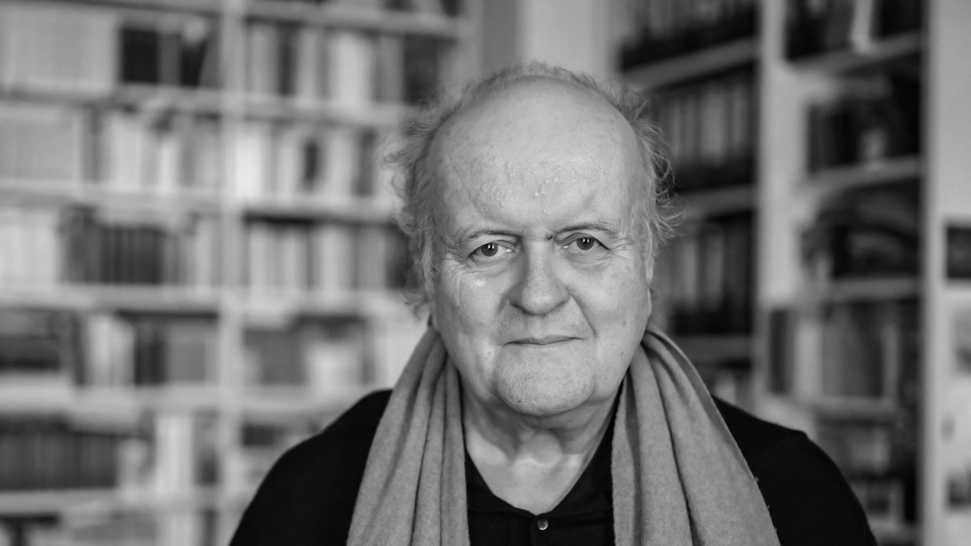 Der Komponist Wolfgang Rihm sitzt in seiner Wohnung.