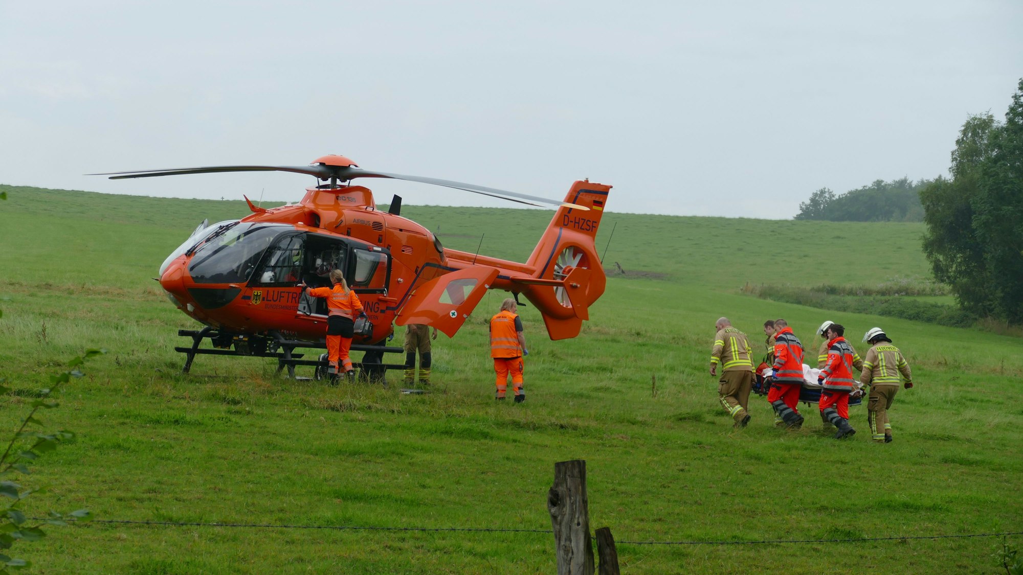 Das Foto zeigt einen Rettungshubschrauber.