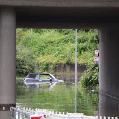 Ein Auto steht in den Fluten.