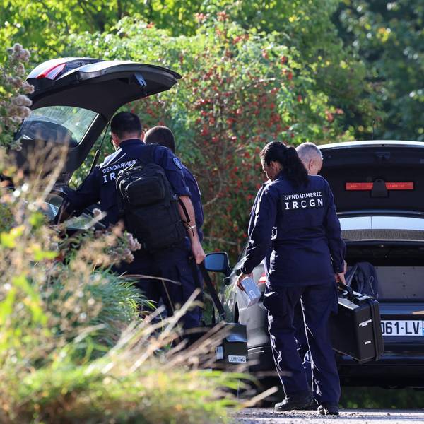 Französische Gendarmen des Nationalen Instituts für kriminalistische Forschung der Gendarmerie (IRCGN) treffen in der Nähe eines Hauses ein.