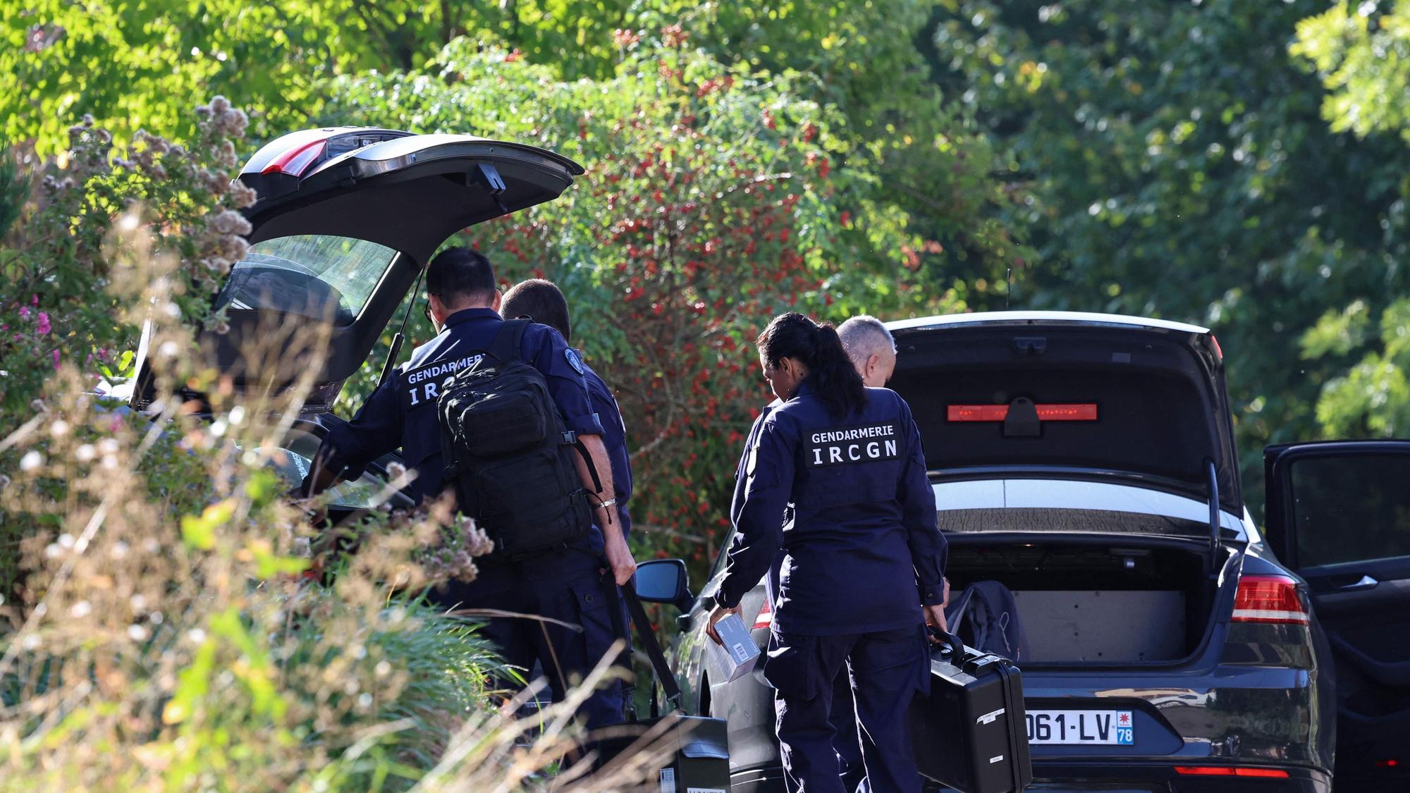 Französische Gendarmen des Nationalen Instituts für kriminalistische Forschung der Gendarmerie (IRCGN) treffen in der Nähe eines Hauses ein.