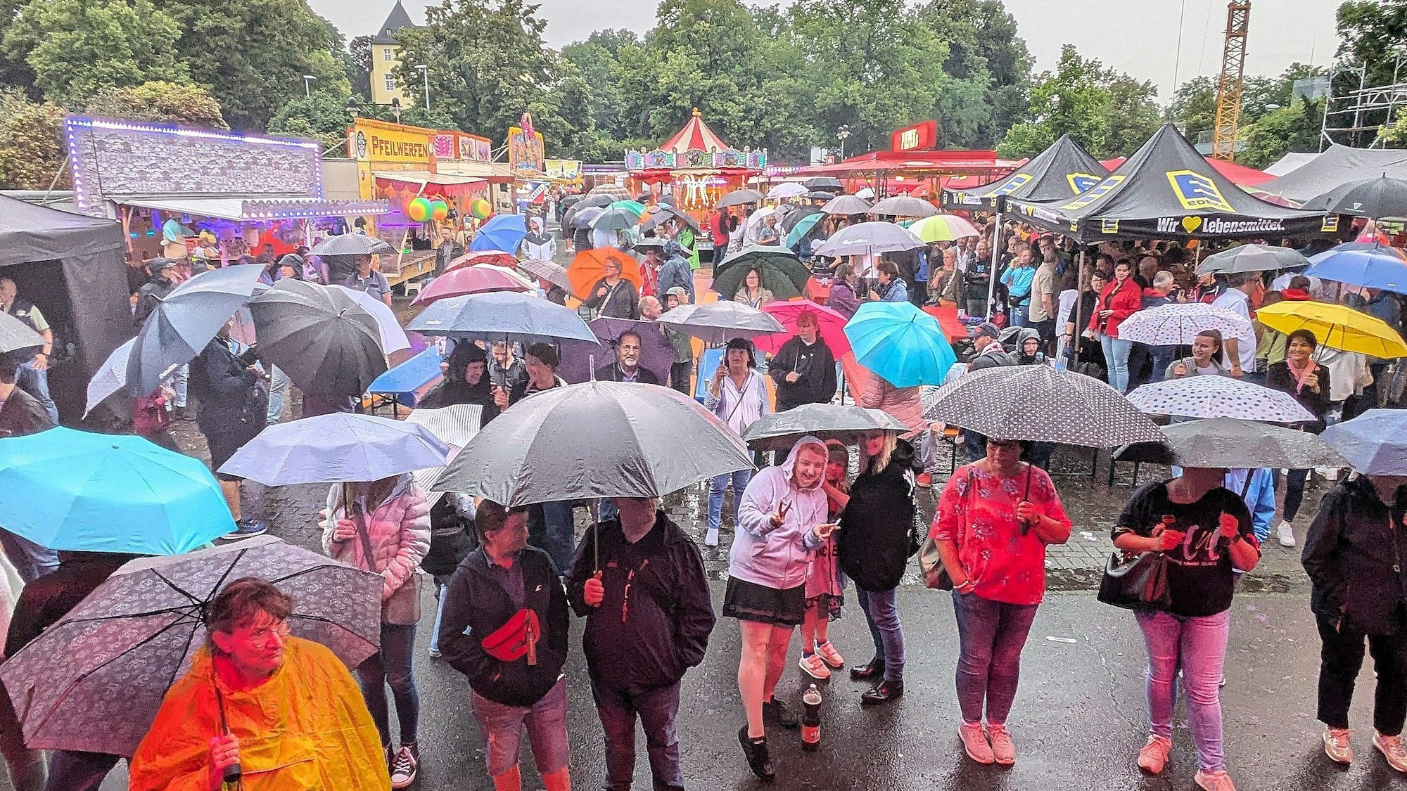 Die „schönste Schirmlandschaft“ formierte sich vor der Bühne.