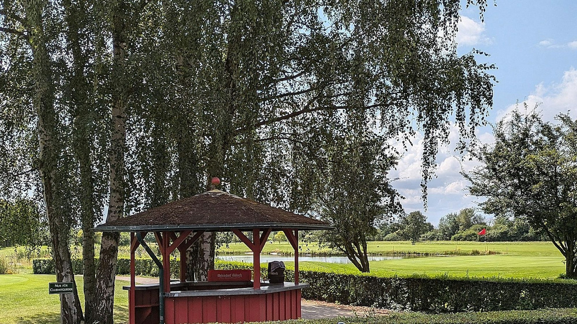Der Blick schweift über das Grün des Golfplatzes.
