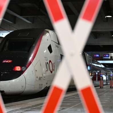 Ein TGV der französischen Eisenbahngesellschaft SNCF steht im Bahnhof Gare Montparnasse.