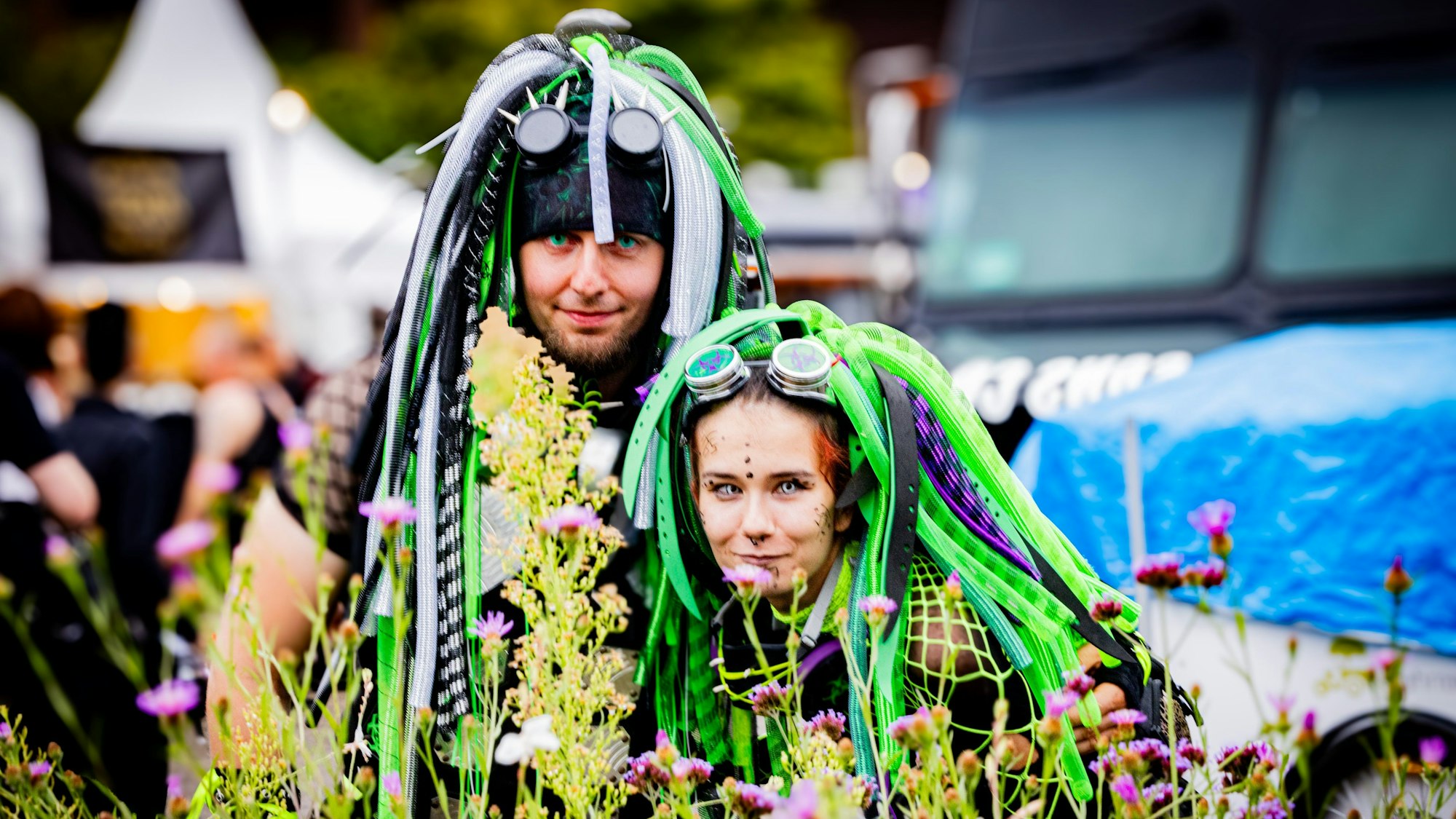 era und Jan gehören zu der Szene der Cyber Goths und sind deshalb etwas bunter angezogen als viele andere Gäste.