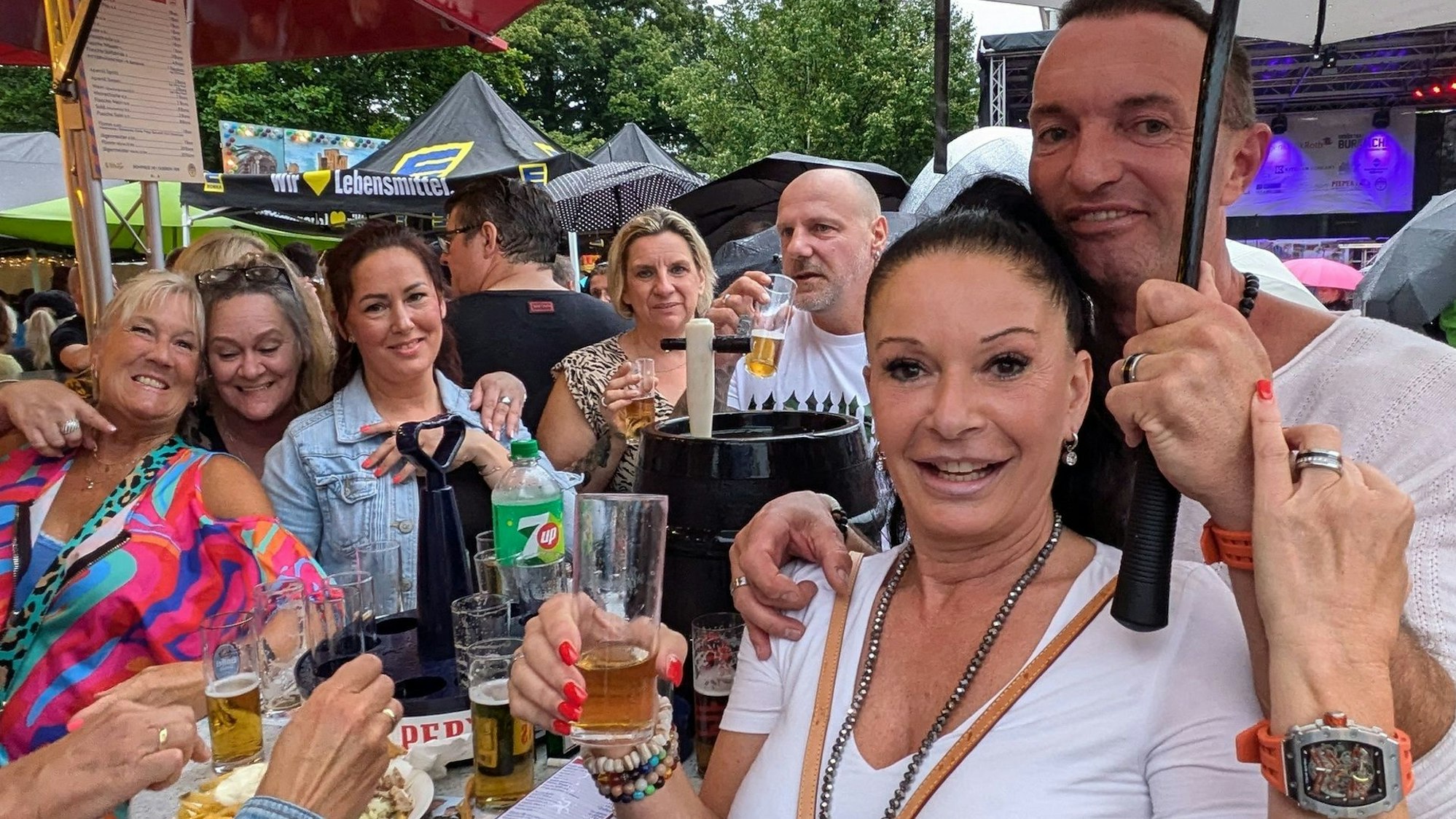 Trotz Regens hatten Heike und Frank Behrens mit ihrer Clique viel Spaß am Samstagabend auf der Anna-Kirmes.