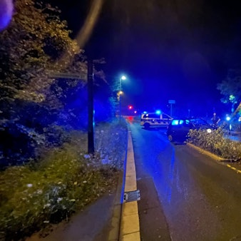 Das Bild zeigt den Schriftzug Polizei auf einem Polizeifahrzeug.