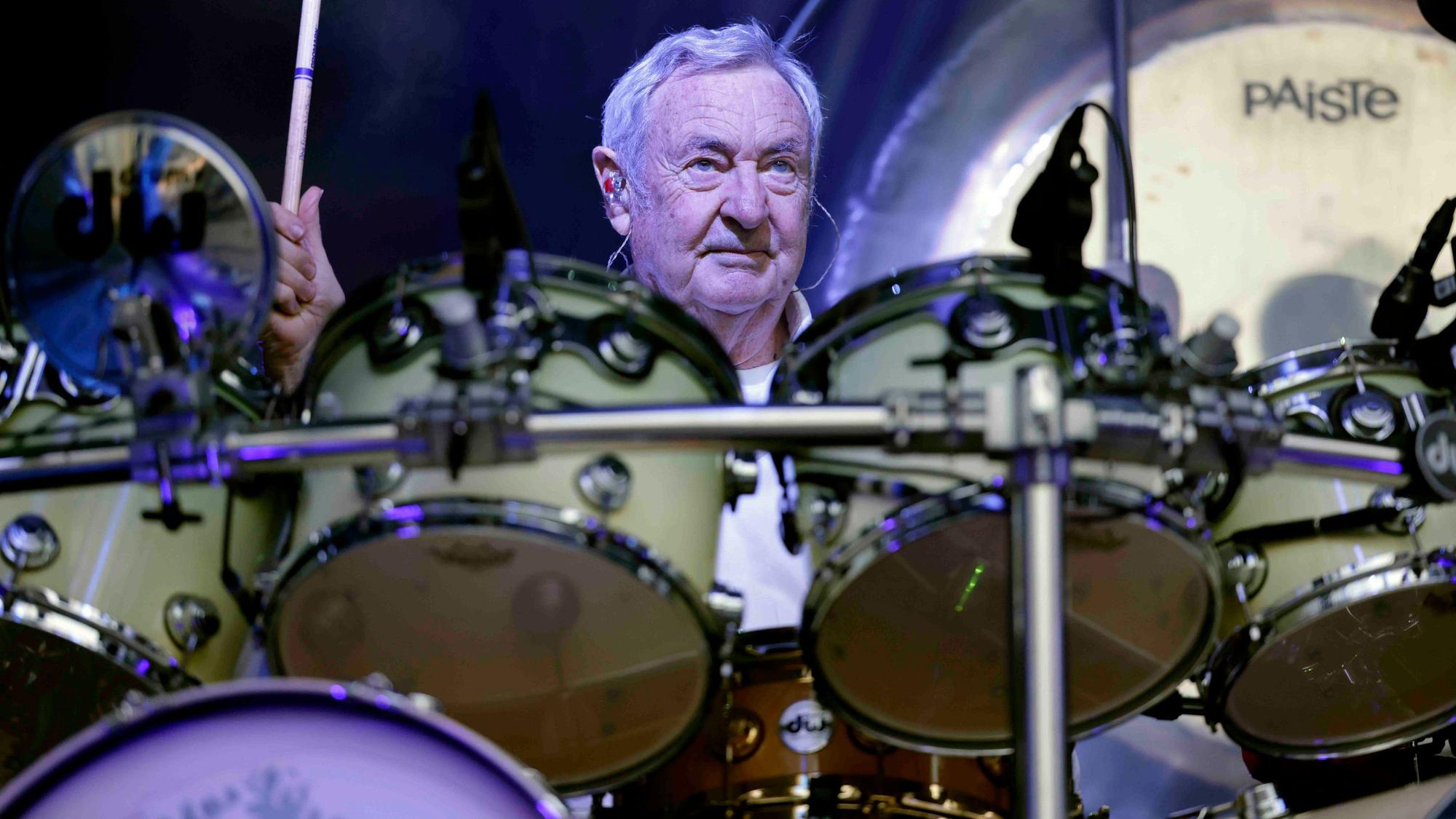 Nick Mason am Schlagzeug auf dem Roncalliplatz.