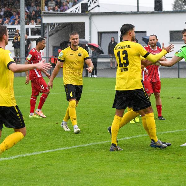 Spieler von Eintracht Hohkeppel bedanken sich per Handschlag bei ihrem Torwart Kevin Jachmuth, der einen Elfmeter gehalten hat.