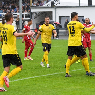 Spieler von Eintracht Hohkeppel bedanken sich per Handschlag bei ihrem Torwart Kevin Jachmuth, der einen Elfmeter gehalten hat.