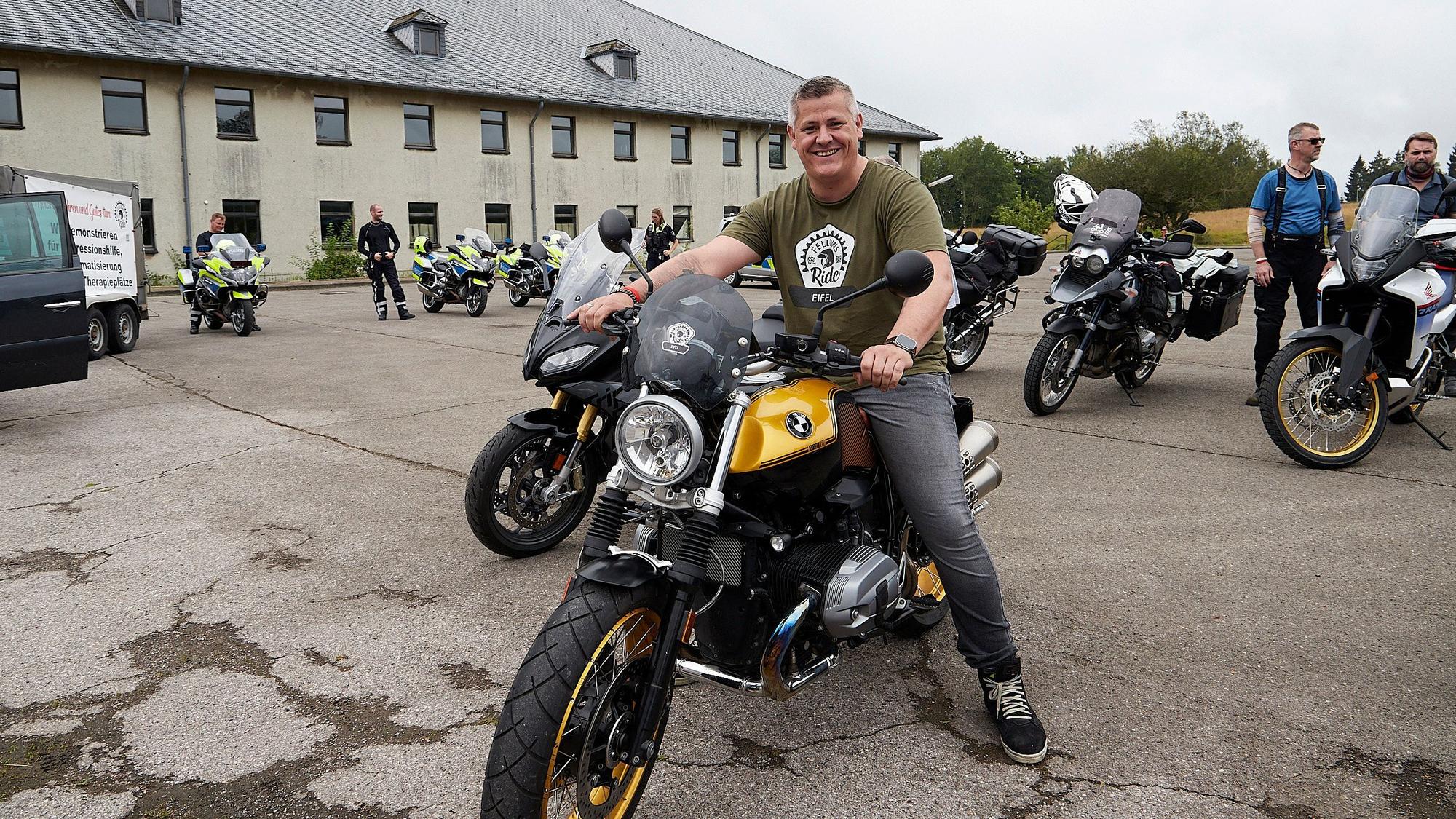Mitorganisator Christian Gehlen aus seiner BMW vor Van Dooren in Vogelsang.