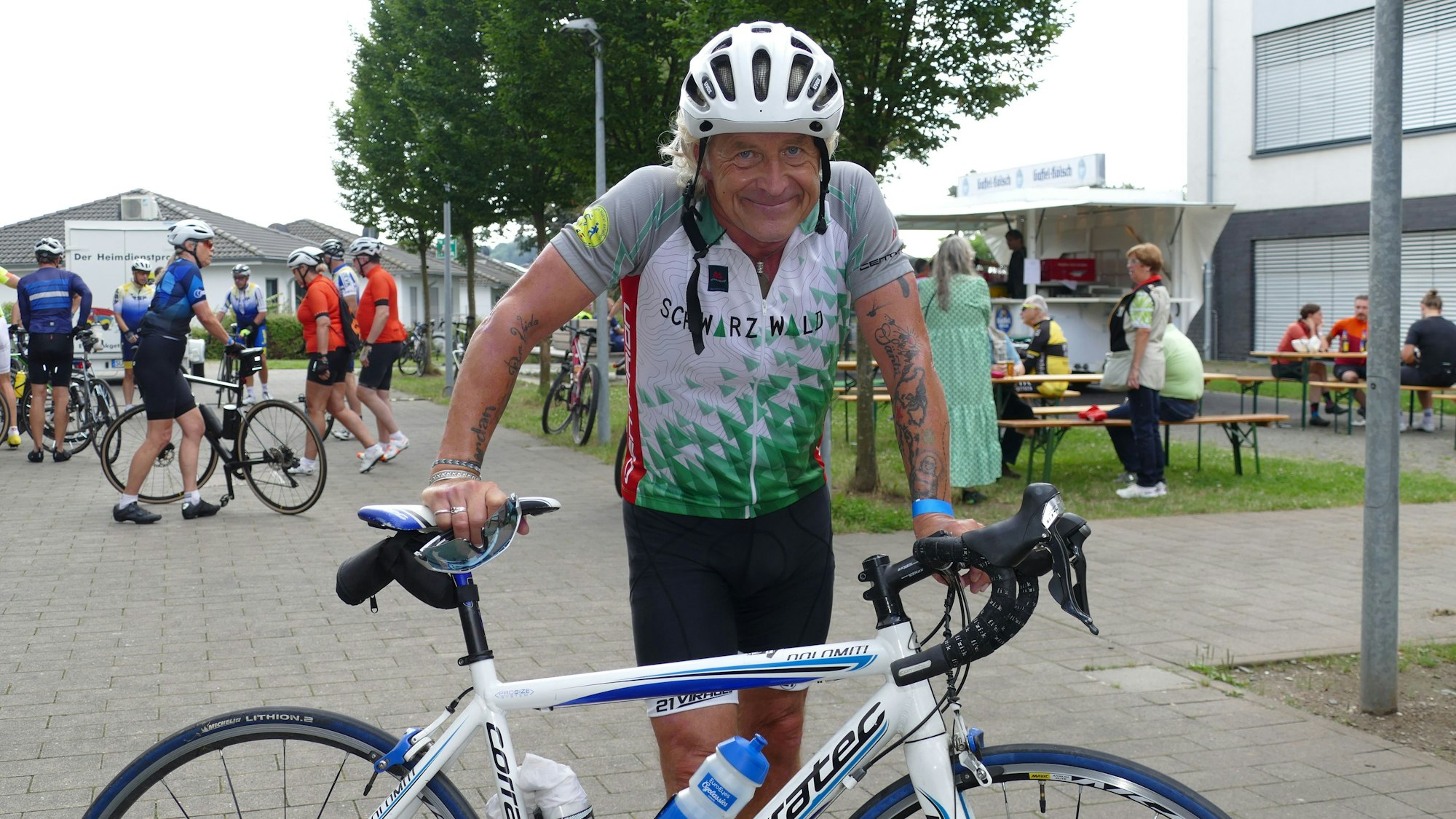 Ein Mann mit Rennrad.