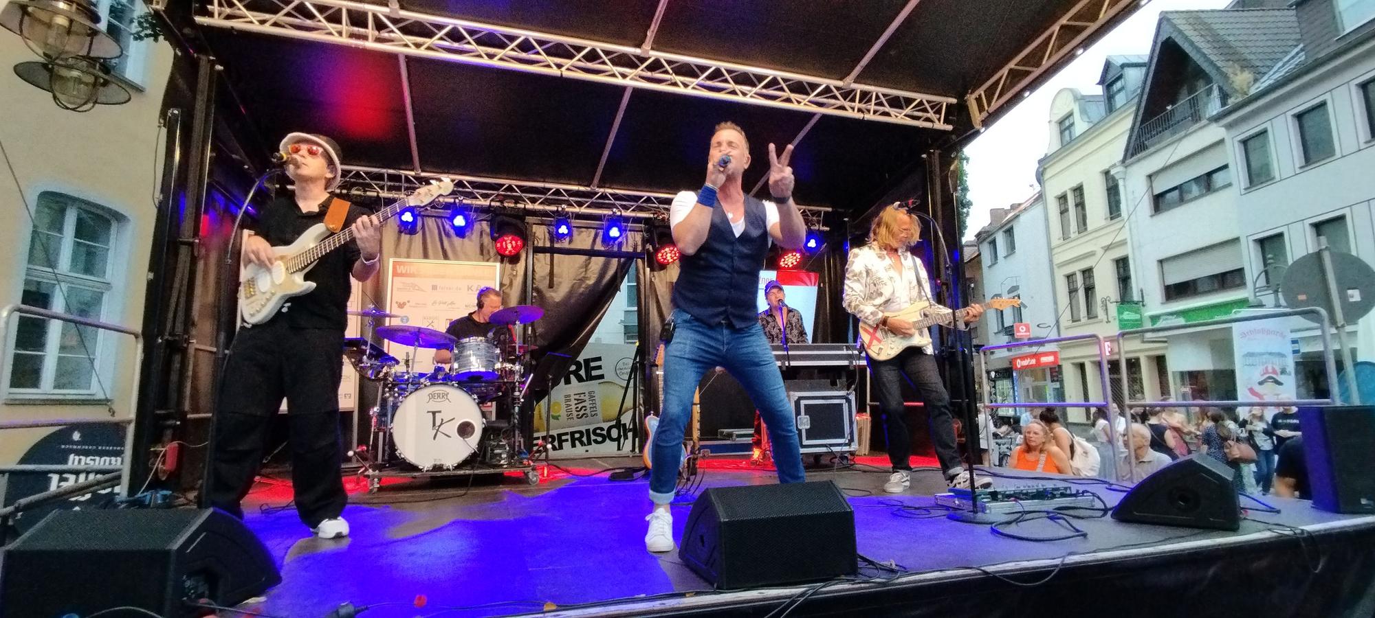 Eine Band auf einer Open-Air-Bühne in der Brühler Innenstadt.