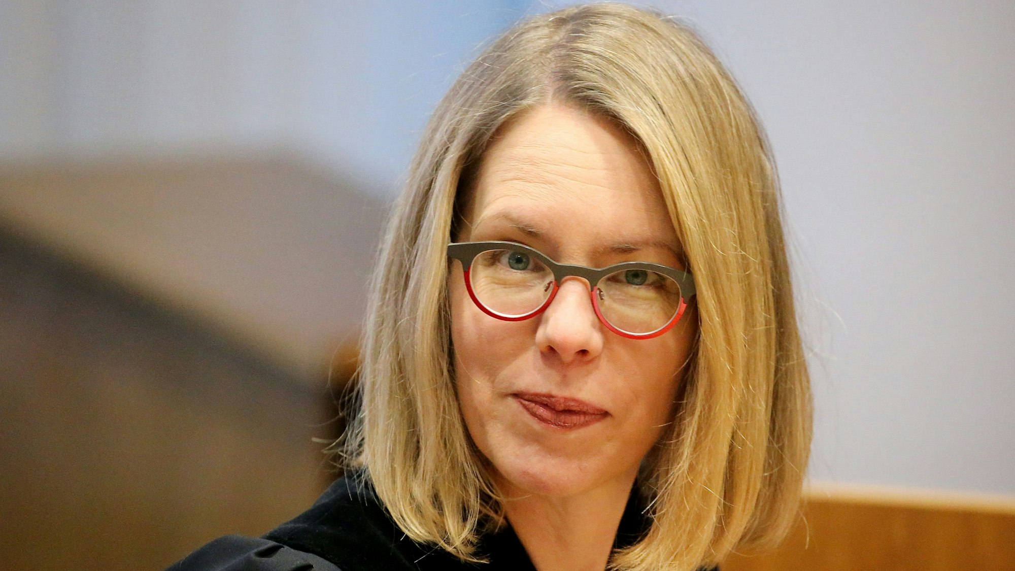 Die frühere Cum-Ex-Ermittlerin Anne Brorhilker sitzt zu Beginn eines Cum-Ex-Prozesstages im Landgericht und schaut in die Kamera.