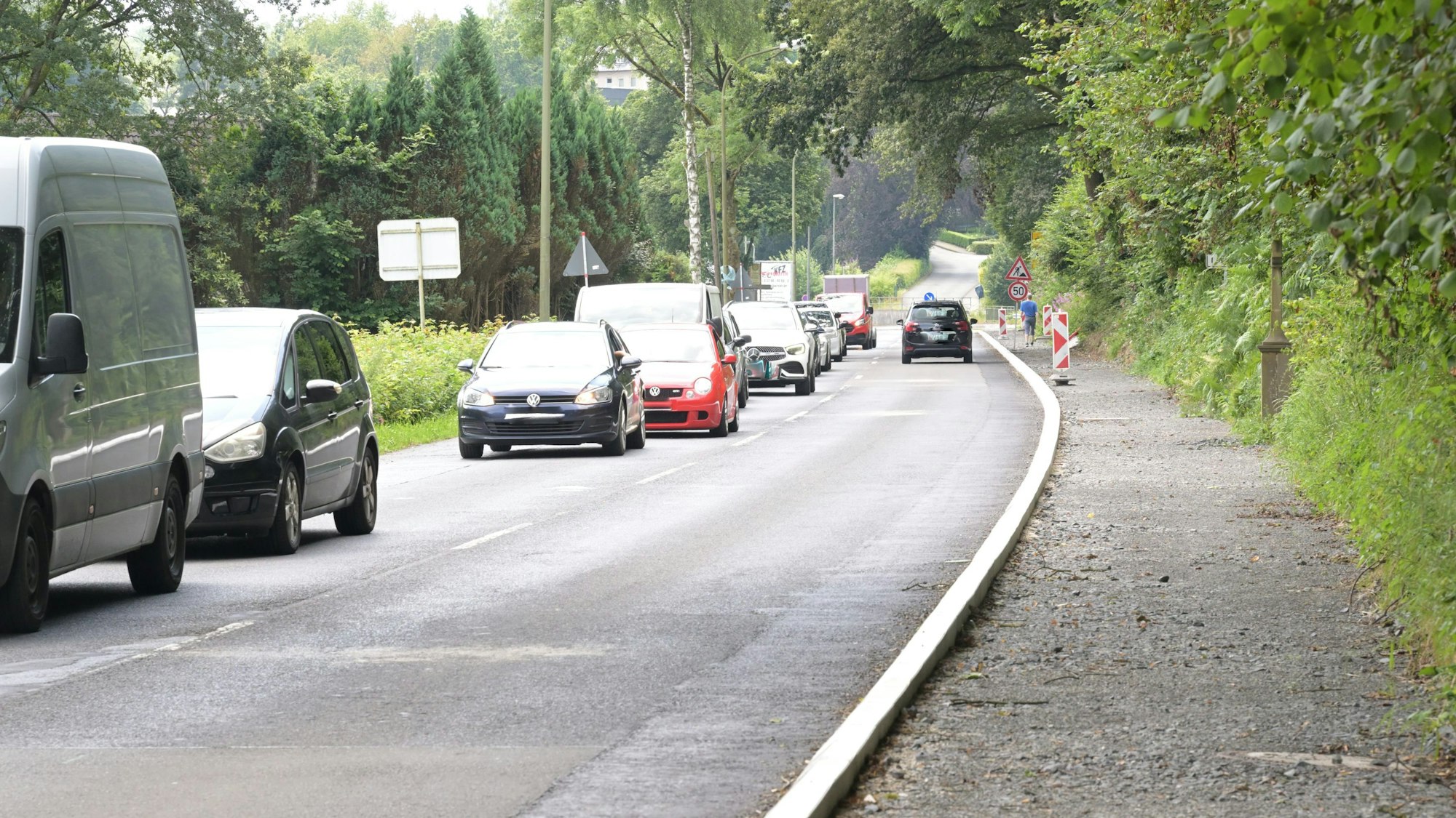 Wegen der Baustelle an der Wipperfürther Straße stehen Autos im Stau.