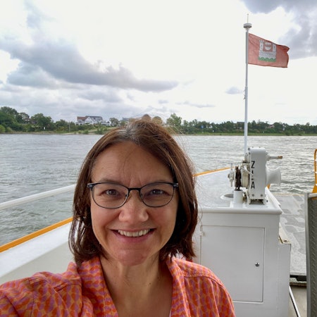 Das Bild zeigt Kathrin Höhne auf der Fähre Rheinschwan.