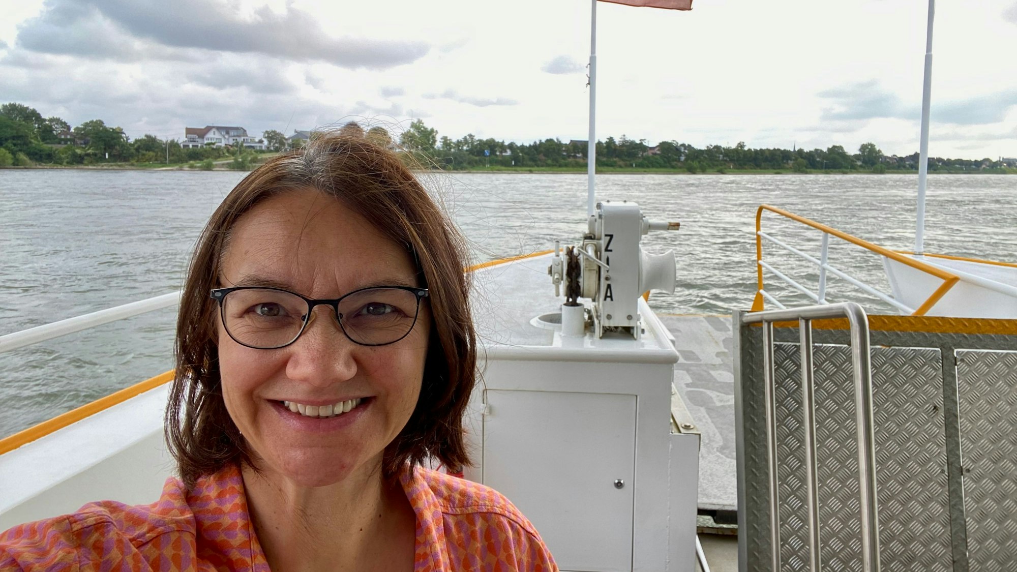Das Bild zeigt Kathrin Höhne auf der Fähre Rheinschwan.
