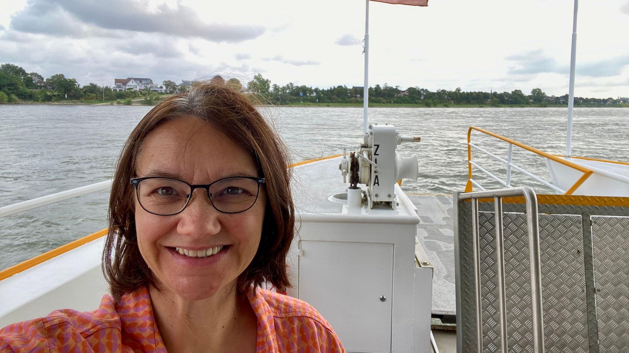 Das Bild zeigt Kathrin Höhne auf der Fähre Rheinschwan.