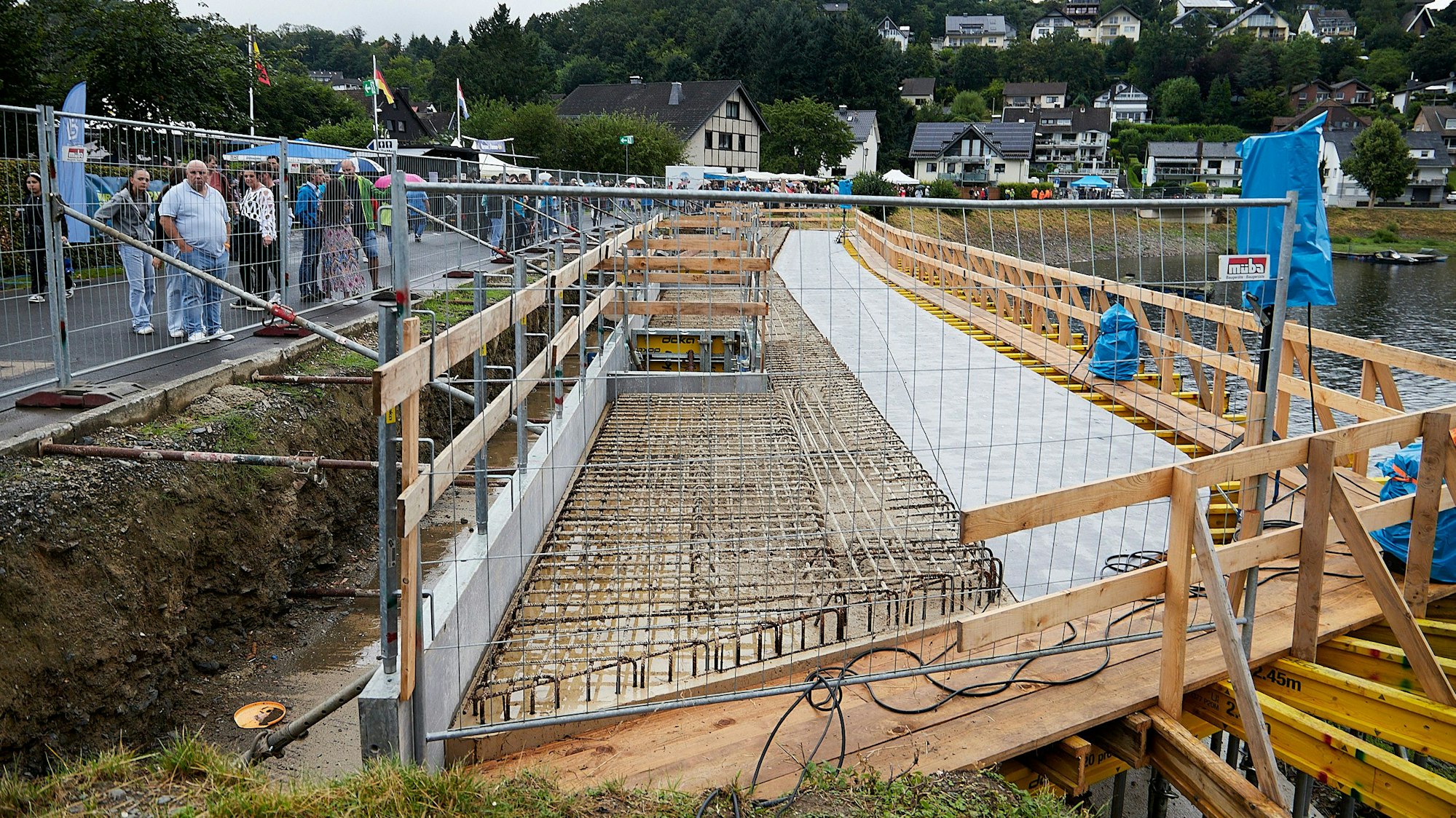 Blick auf die Baustelle: Bewehrung und Betonteile sind zu sehen.