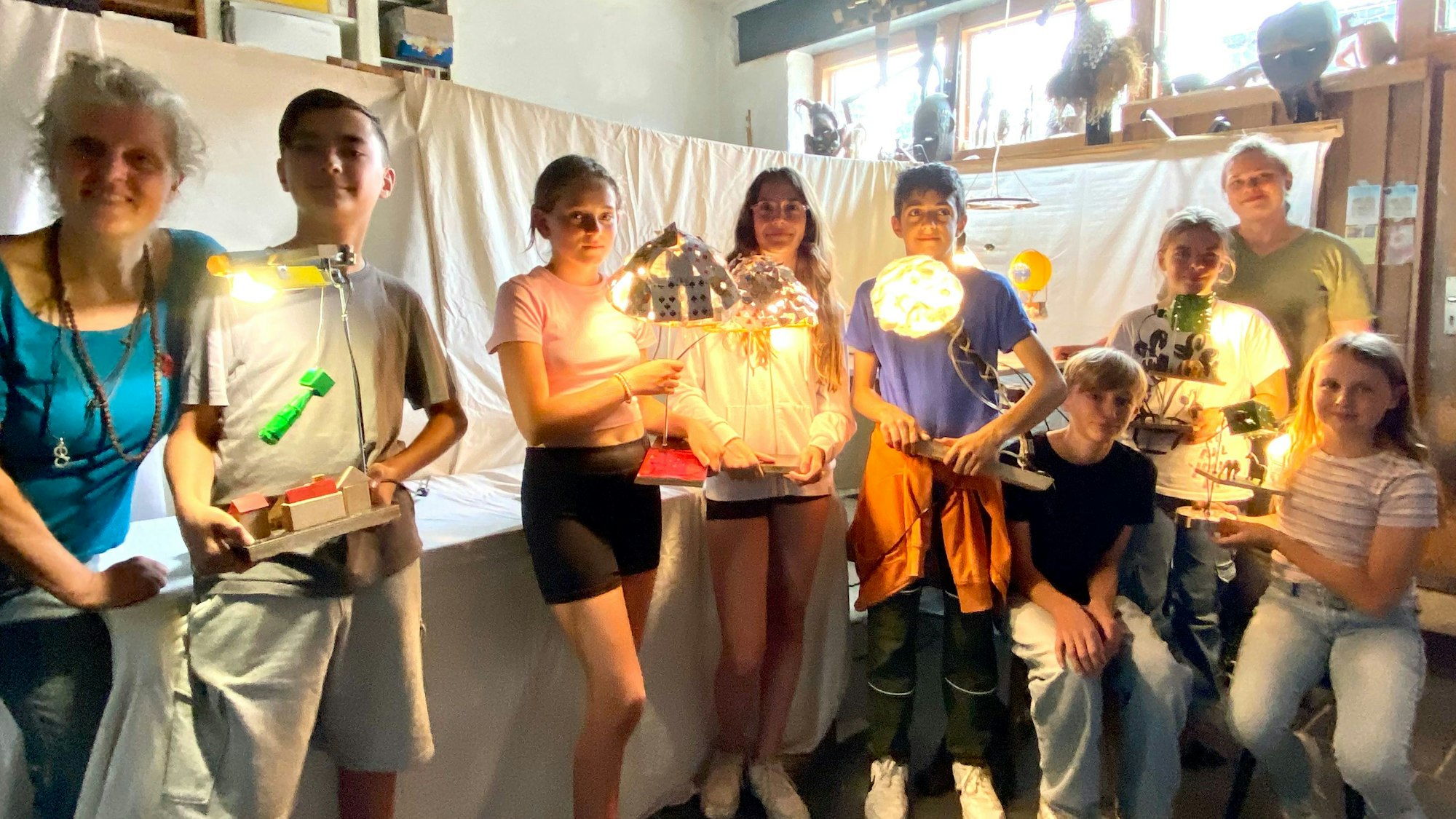 Das Bild zeigt die Kursteilnehmerinnen und -teilnehmer mit ihren Kunstwerken.