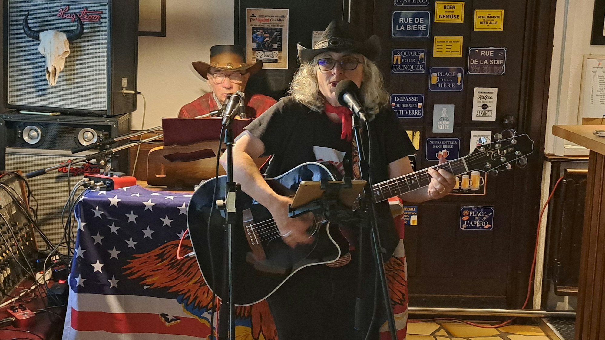Das Foto zaigt das Duo "Blazing Cowboys" im Café Nusch in Engelskirchen.