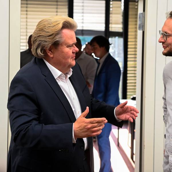 Klaus Voussem steht links und spricht mit Thilo Waasem (SPD).