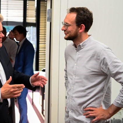 Klaus Voussem steht links und spricht mit Thilo Waasem (SPD).