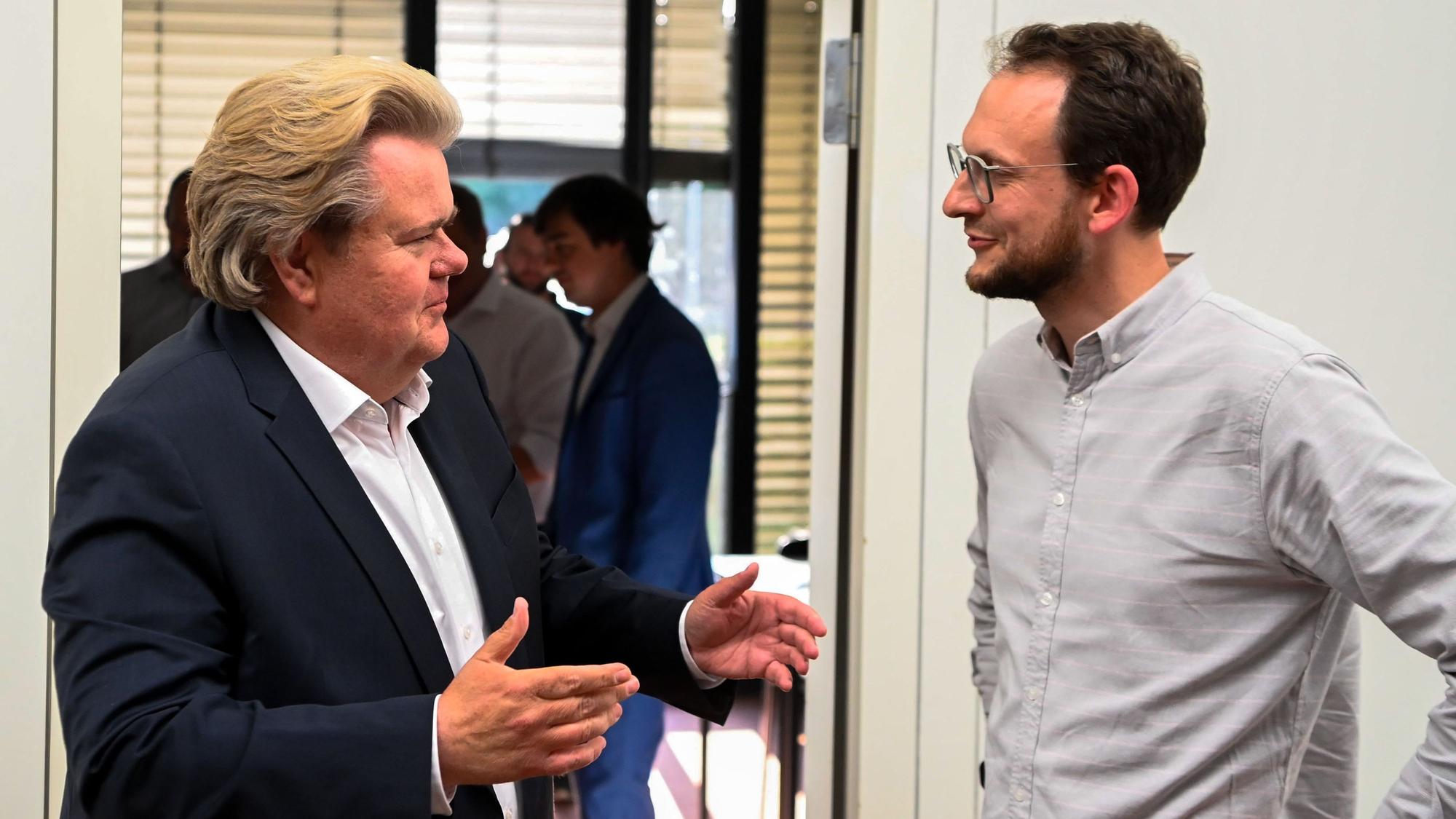 Klaus Voussem steht links und spricht mit Thilo Waasem (SPD).