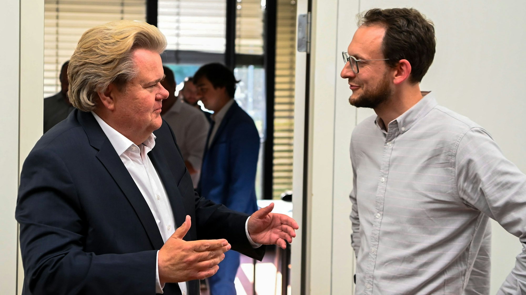 Klaus Voussem steht links und spricht mit Thilo Waasem (SPD).