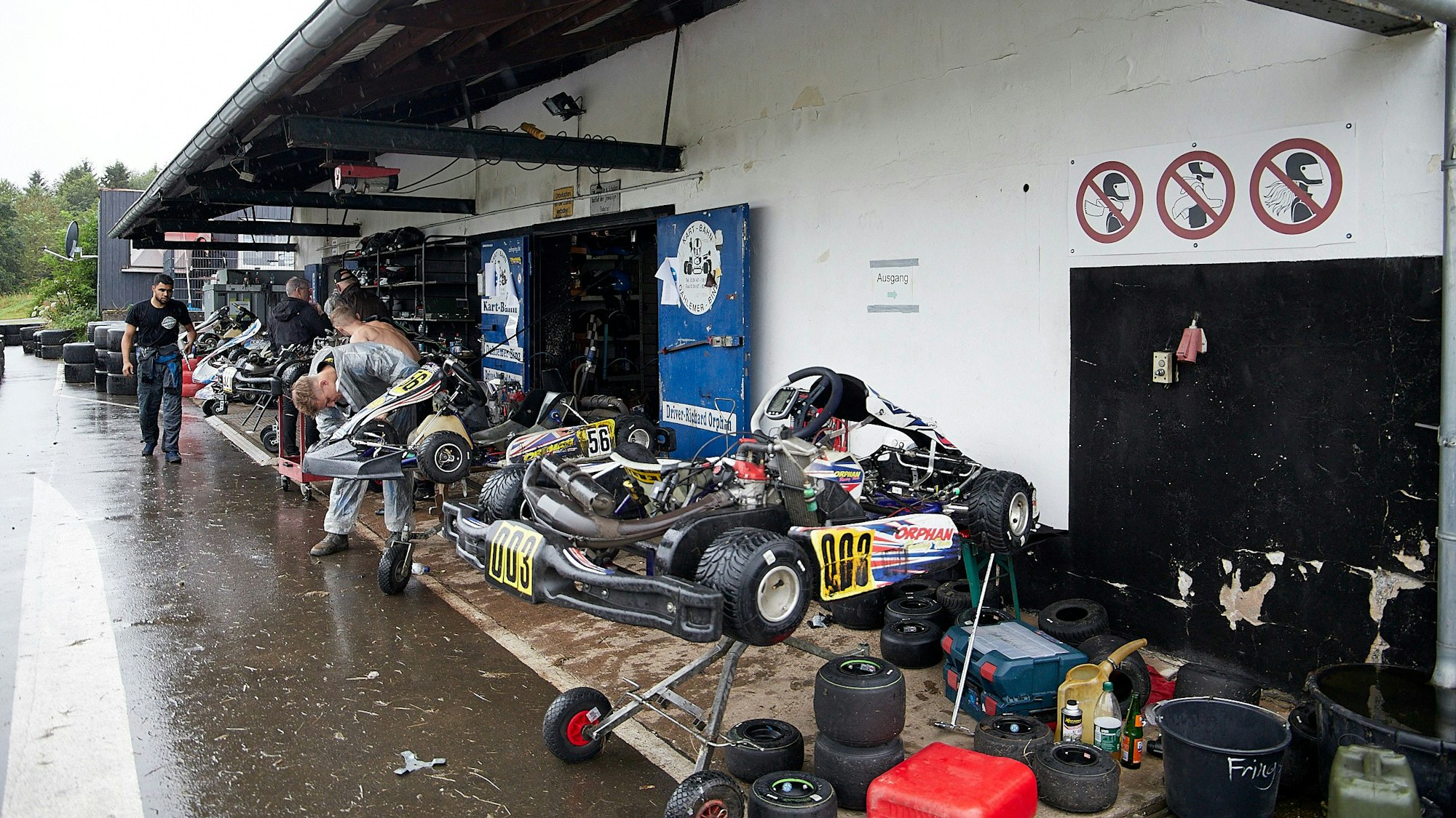 Blick in das Fahrerlager mit den aufgebockten Karts.