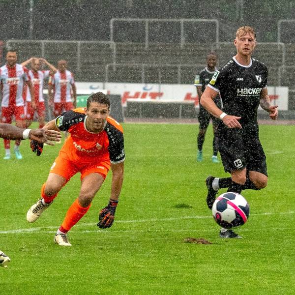 Fortuna Kölns Arnold Budimbu erzielt das 1:0 gegen den SV Rödinghausen im Hinspiel