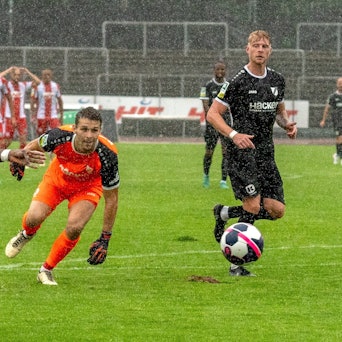 Fortuna Kölns Arnold Budimbu erzielt das 1:0 gegen den SV Rödinghausen im Hinspiel
