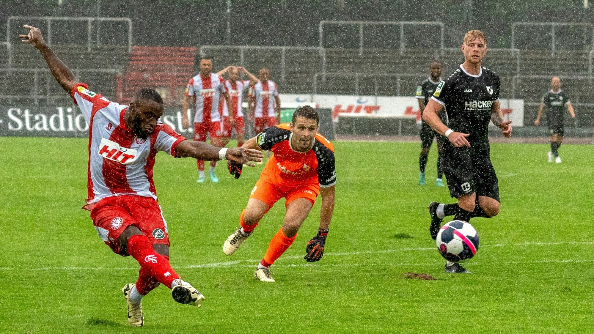 Fortuna Kölns Arnold Budimbu erzielt das 1:0 gegen den SV Rödinghausen.