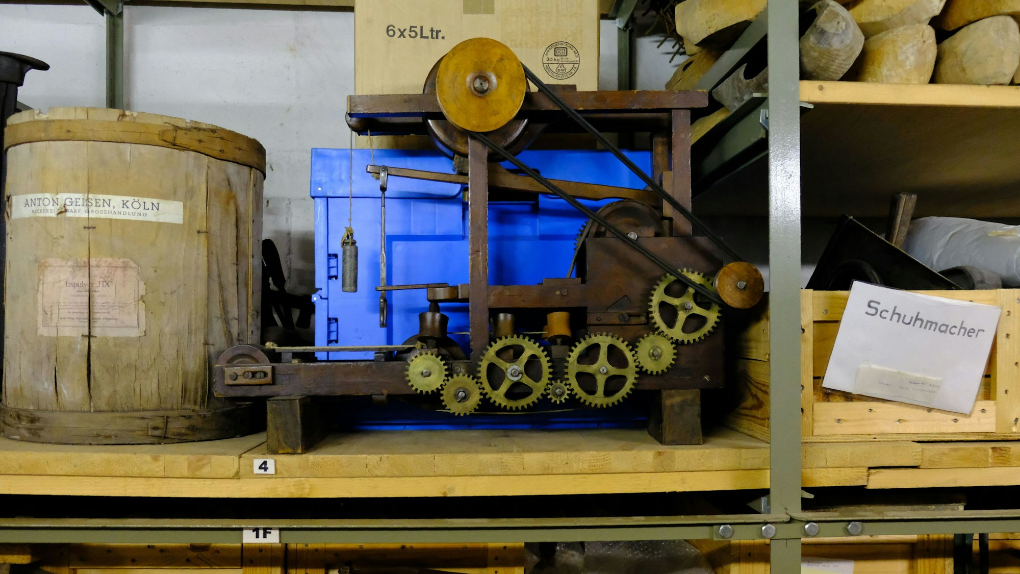 Das Modell einer Ziegeleimaschine steht mit anderen Objekte in einem Regal im Depot des Freilichtmuseums Kommern.