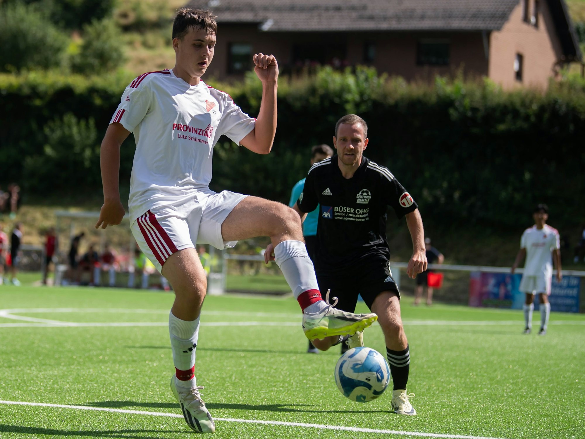 Das Bild zeigt Tim Breuer, der nach einem Einwurf den Ball klatschen lässt.