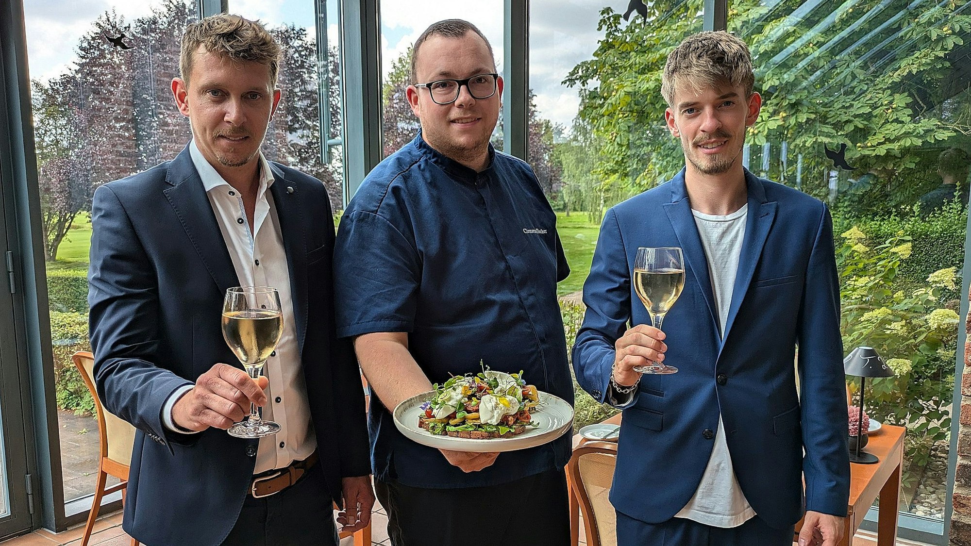 Römerhof: Die beiden Inhaber René Weisbarth (links) und Lars Pelikan (rechts) mit Küchenchef Clemens Decker.