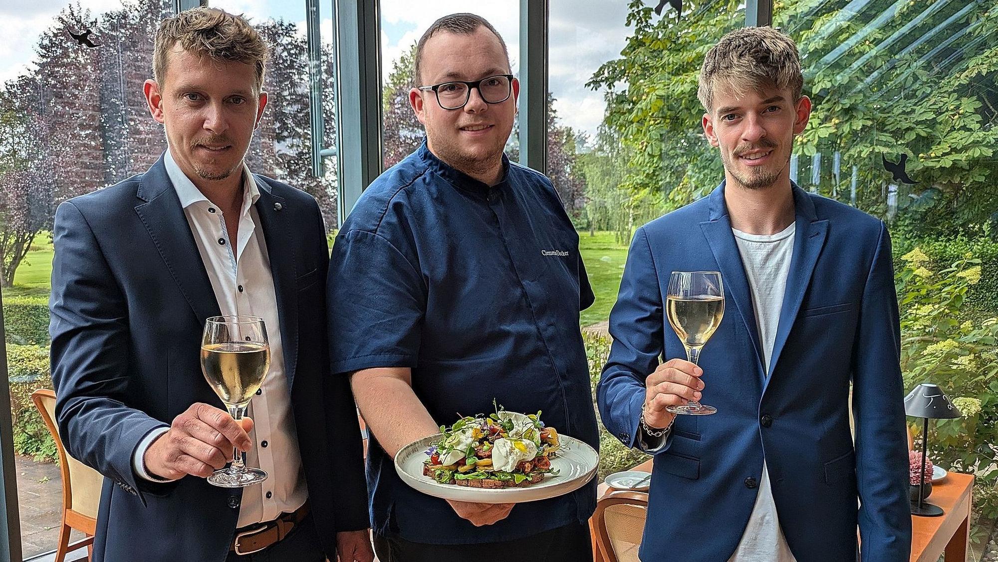 Im Römerhof im Jahr 2024: Die beiden Inhaber René Weisbarth (links) und Lars Pelikan (rechts) mit Küchenchef Clemens Decker.
