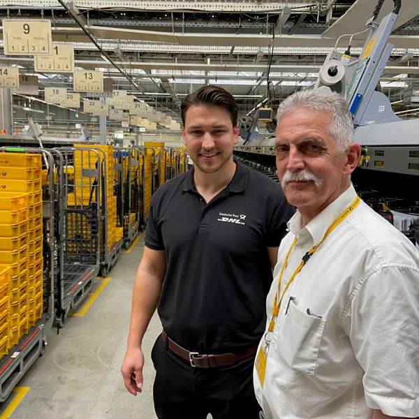 Das Bild zeigt Andreas Crott (r.), der 16 Jahre als Abteilungsleiter des XXL-Briefzentrums Frechen gearbeitet hat und nun in den Ruhestand geht. Daniel Hofmann wird sein Nachfolger.