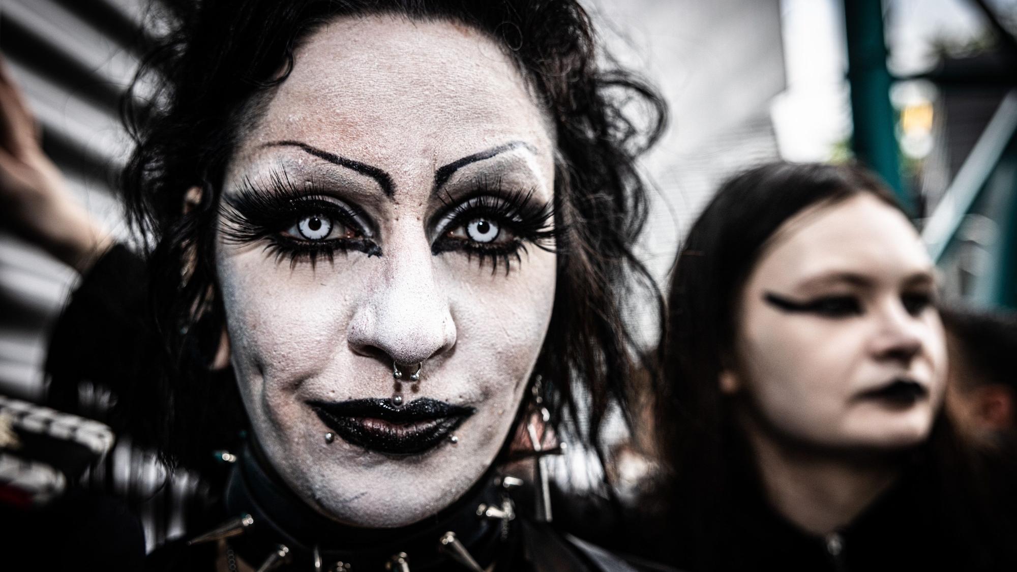Eine Person tragt aufwendiges, schwarz-weißes Make Up.